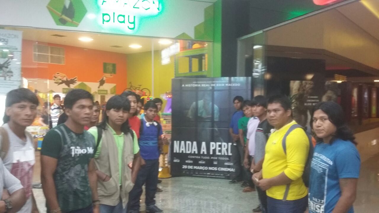 Imagem de capa - Índios da tribo Xavantes assistem ao filme “Nada a Perder”